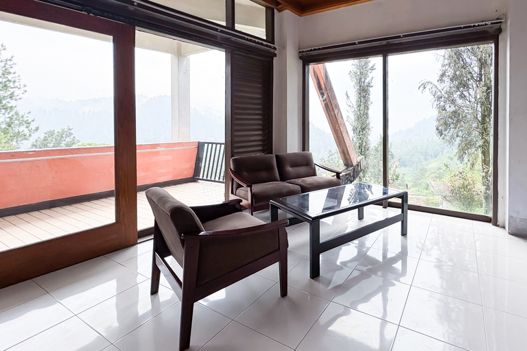 Urbanview Hotel AR Cottage Gambung - Tap to explore photos
