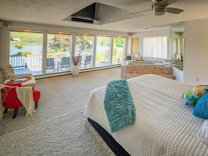 Room 3, Lakehouse w Private Beach Bar Lg Deck Dock, Strafford