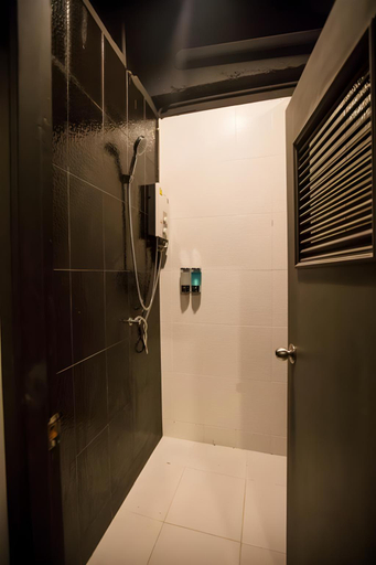 Bathroom 2, Stayover Hostel, Mueang Krabi