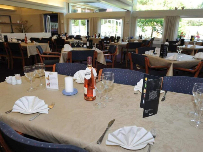 Dining 5, Holiday Home With pet Friendly Amenities-by Traum, Bornholm