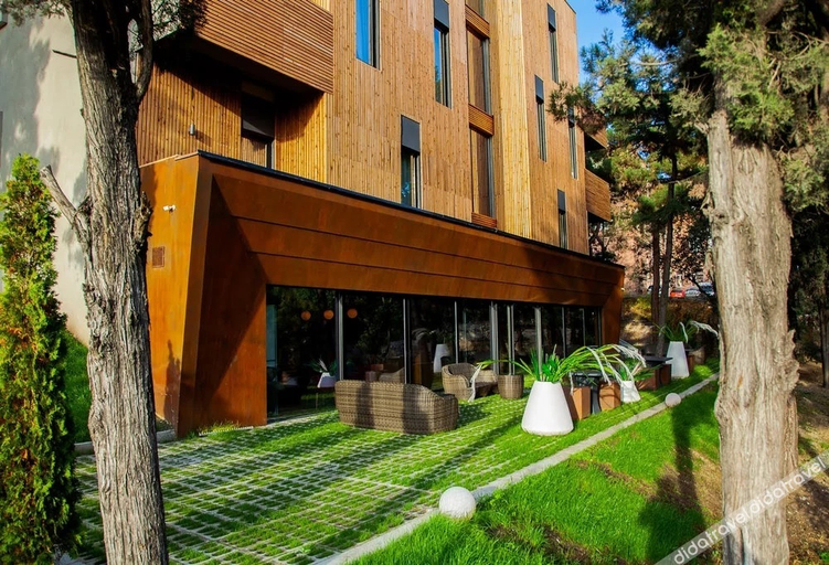 Exterior & Views