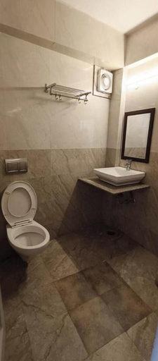 Bathroom 2, Hotel Apsara, Shimla