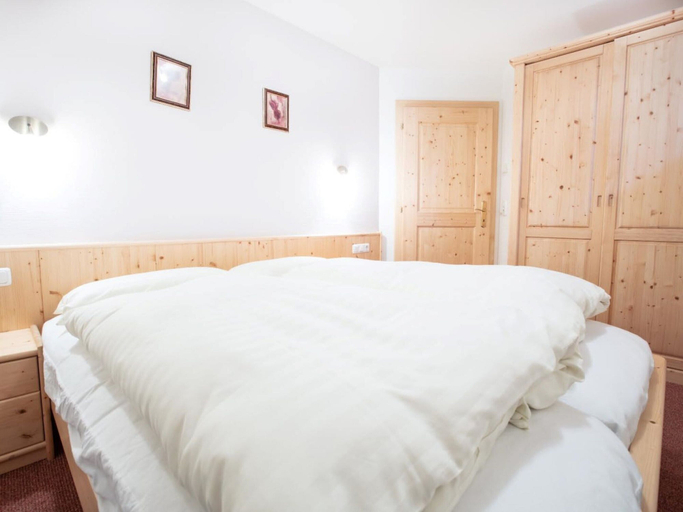 Room 3, Chalet in Austria Near Ski Lift & Forest, Zell am See