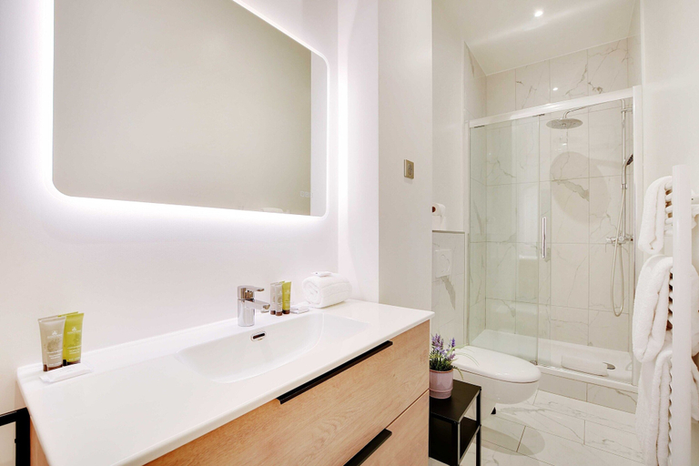 Bathroom 5, Spacious Apartement - 4br/10p - Paris Center, Paris