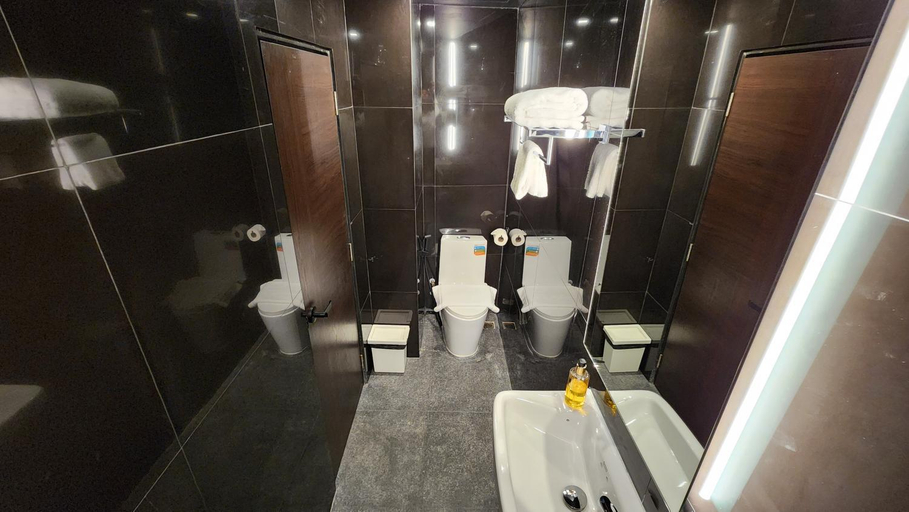Bathroom 15