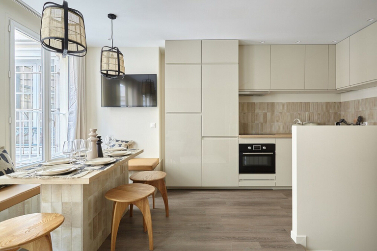 Private kitchen 5, Modern 2 Bedrooms Apartment Le Marais/ Beaubourg, Paris