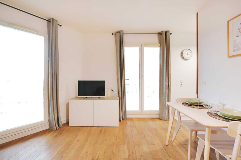 Dining 4, Bright, Modern Studio for 2P - La Defense, Hauts-de-Seine