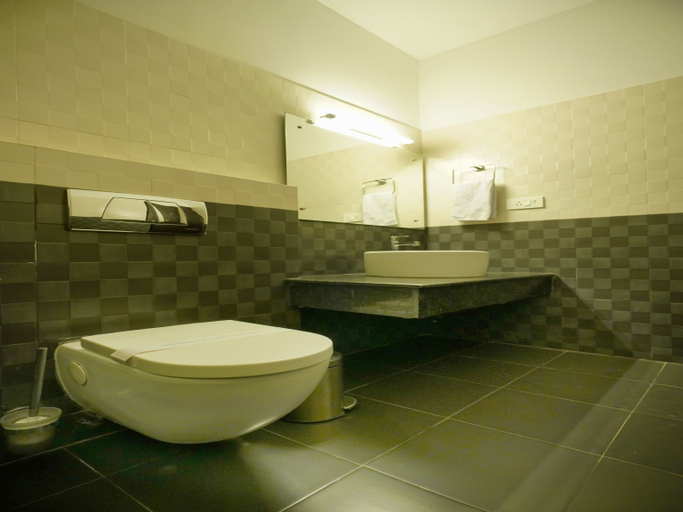 Bathroom, Capital O 15754 Mookkannoor Tourist Home, Ernakulam