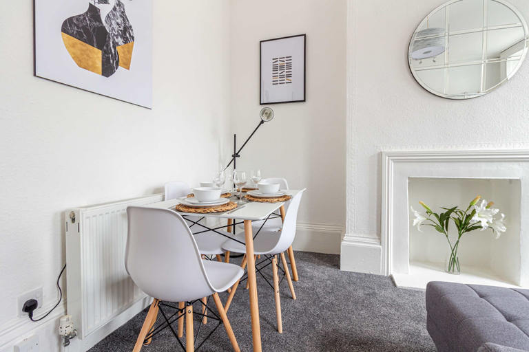 Room 5, Host Stay Montpellier Villa Apartment, Gloucestershire