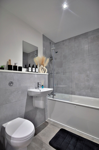 Bathroom 3, Manchester - 2-Bed Apartment - sleeps 4 - WiFi, Manchester