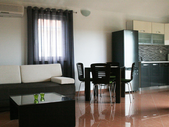 Others 4, Apartments Kristina, Milna