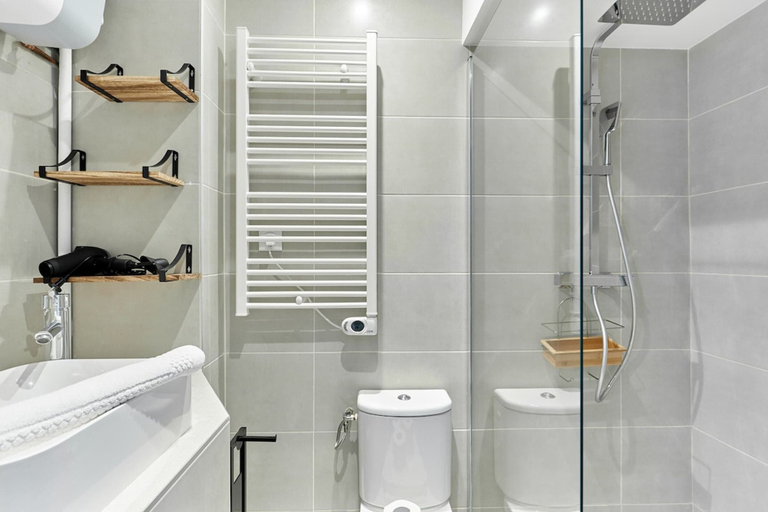 Bathroom 3, Charming 1 Bedroom Flat Coeur du Marais, Paris