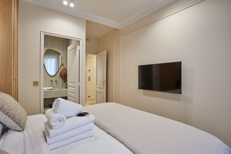 Room 5, Apartment in the Marais With Air-conditioned, Paris