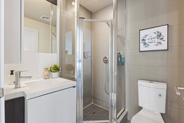 Bathroom 4, Toronto Union Suites, Toronto