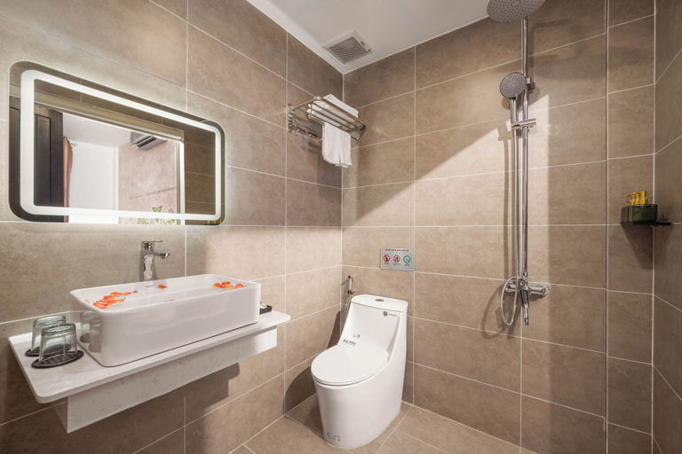 Bathroom 5, Kly Luxury Hotel, Huế