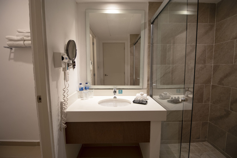Bathroom, Oceano Palace Beach Resort, Mazatlán