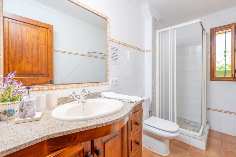 Bathroom 3, Reynes in Mallorca With 3 Bedrooms and 2 Bathrooms, Baleares