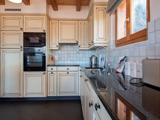 Private kitchen, Chalet in Veysonnaz With hot tub, Conthey