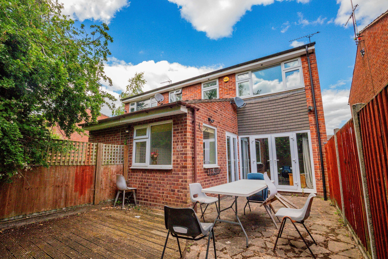 Room 2, Host Stay Manfield Avenue, Warwickshire
