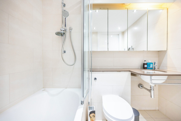 Bathroom 2, Chizzy Superior One Bed Apartment, London