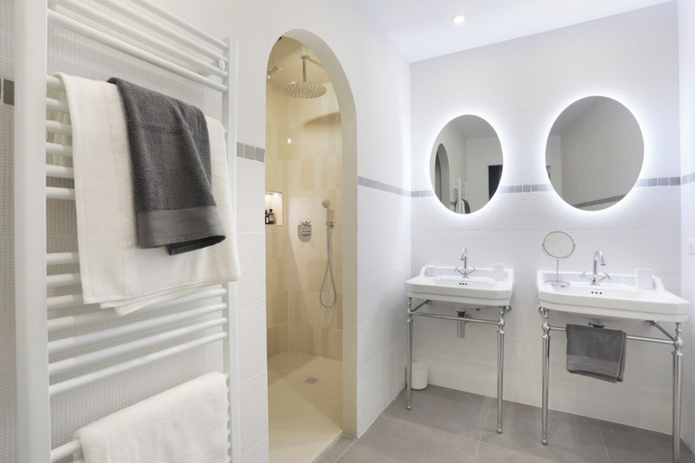 Bathroom 5, Superbe Apartment Saint Germain des Pres, Paris