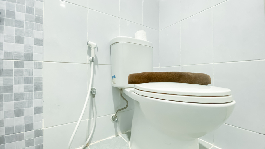 Bathroom 5, Comfy and Homey 2BR at Tokyo Riverside PIK 2 Apartment By Travelio, Tangerang
