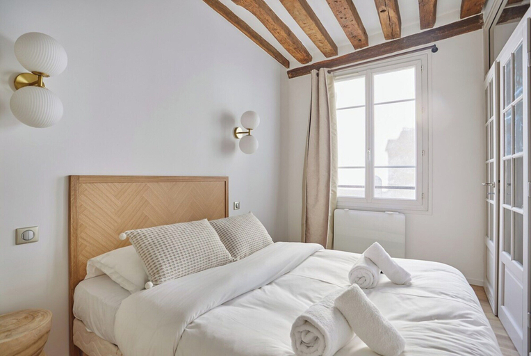 Room 4, Eiffel Tower Apartment/invalide, Paris