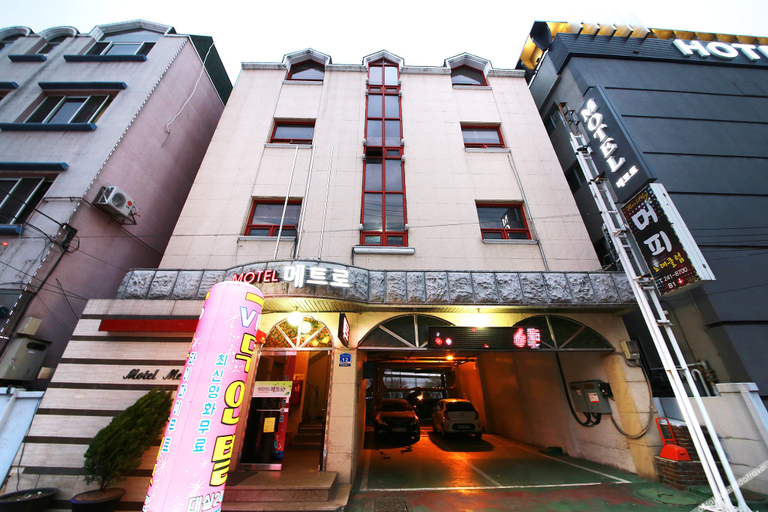 Exterior & Views