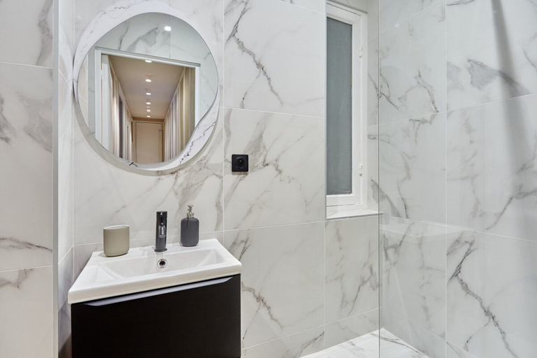 Bathroom 4, Magnificent Apartment Etoile Hoche Saint Honore, Paris