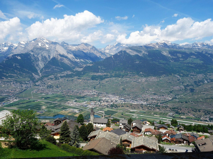 Others 2, Traditional apartment with balcony, Sion
