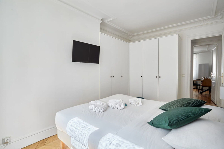 Room 2, Sublime Appartement Champs Elysees, Paris