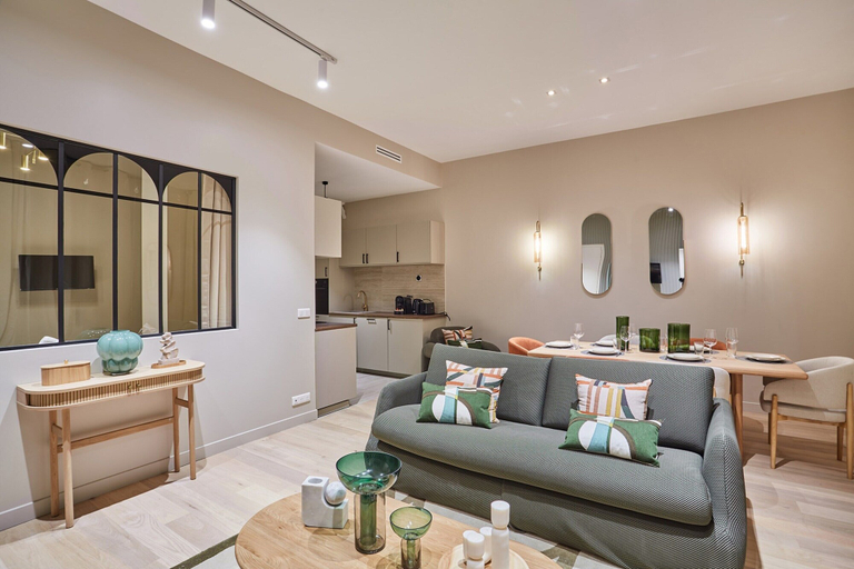 Living area 3, Modern Apartment 2 Bedrooms - Center of Paris, Paris