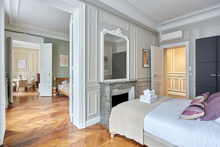 Room 3, Magnificent Apartment Etoile Hoche Saint Honore, Paris