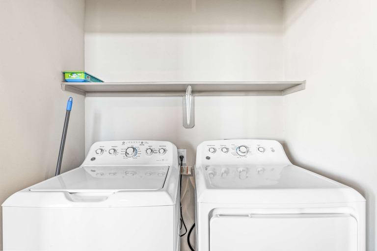 Room 4, Homey 2BR Suite Close to Downtown w Fast Wifi, Travis