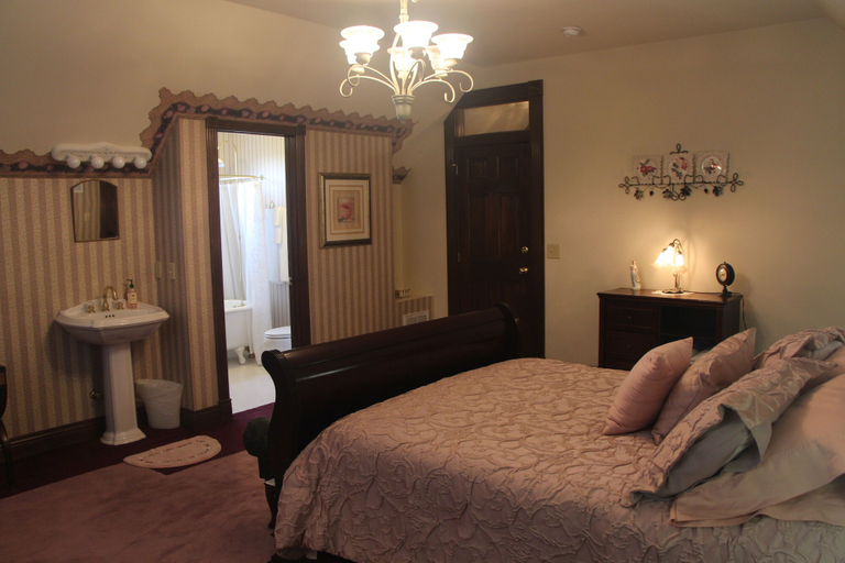 Bedroom 2, Apple Crest Inn, Benton