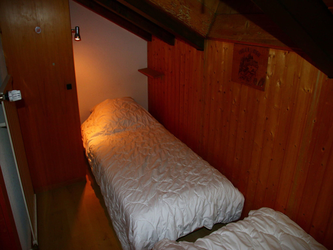 Room 2, Peaceful Apartment With Amenities, Sion