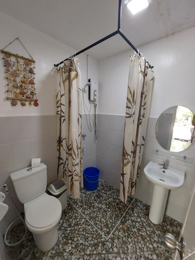 Bathroom 4, Avila's Horizon Dive Resort, Daanbantayan