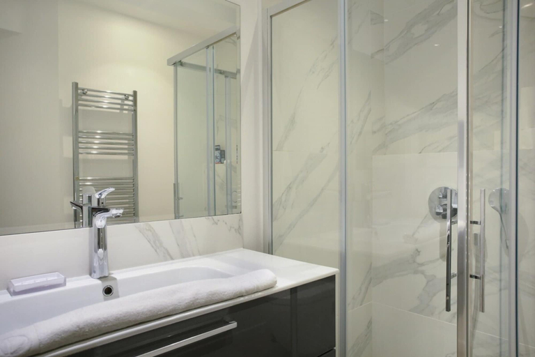 Bathroom 4, Cosy & new apartment Le Marais/Place des Vosges, Paris