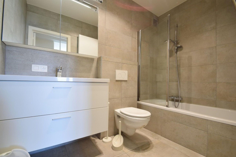 Bathroom 2, Sleek Apartment w/ Dual Terraces, West-Vlaanderen