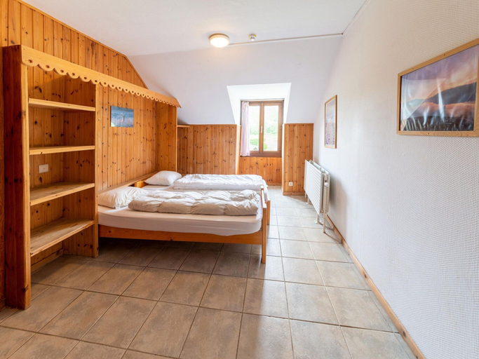 Room 4, Villa in Ardennes with Sauna and Jacuzzi, Namur