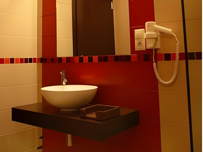 Bathroom 4, Zala Aranya Panzio, Nagykanizsai/Zalakaros