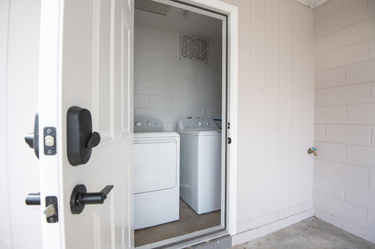 Bathroom 3, Buchanon Bungalows, Orange