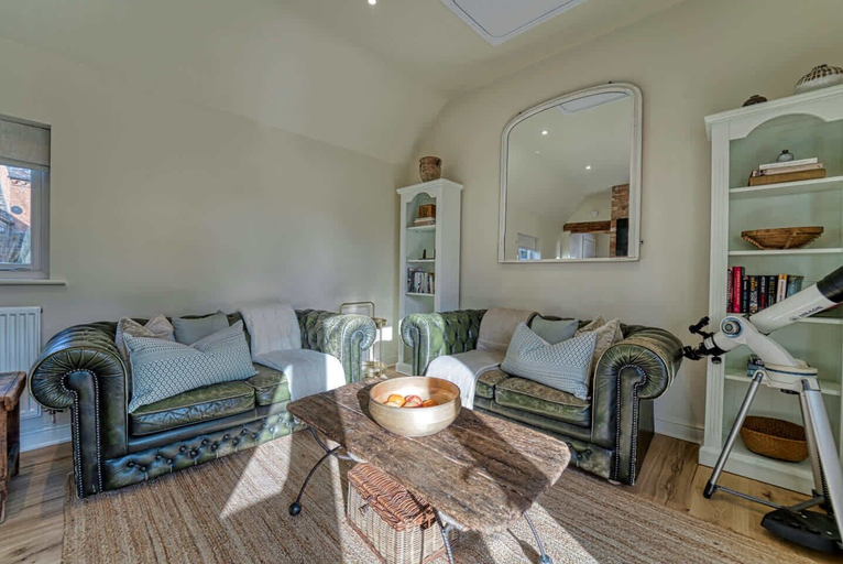 Room 4, Host Stay Gleanings, Worcestershire