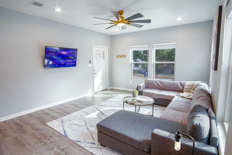Room 4, Lovely Charming 4BR 2 5BA Near Downtown s Prime, Bexar