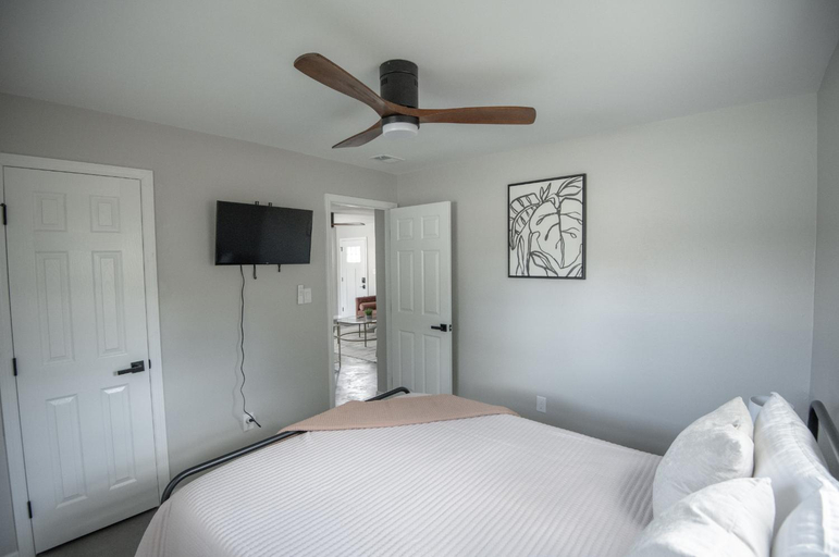 Bedroom 2, Buchanon Bungalows, Orange