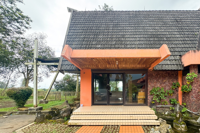 Urbanview Hotel AR Cottage Gambung - Tap to explore photos
