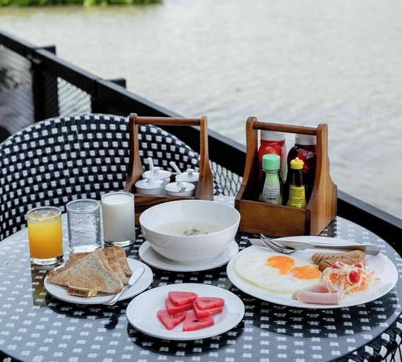 Food & Drinks 5, Boathouse Boutique Riverside, Nakhon Chaisi