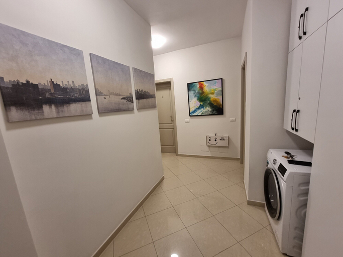 Bathroom 4, Thoma's K Studios, Vlorës