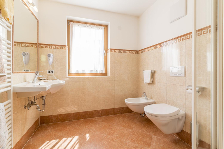 Bathroom 3, Garni Jasmin, Bolzano