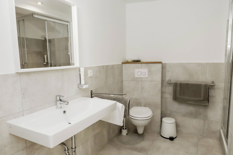 Bathroom 3, Kaisershof, Krems an der Donau Land